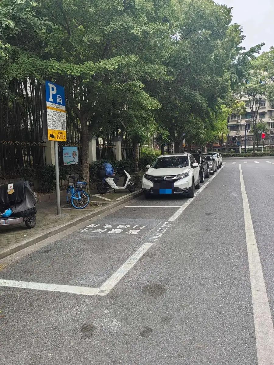 四川成都，男子在路边停了300多次车，每次离开都不缴费，累计欠下10000多停车