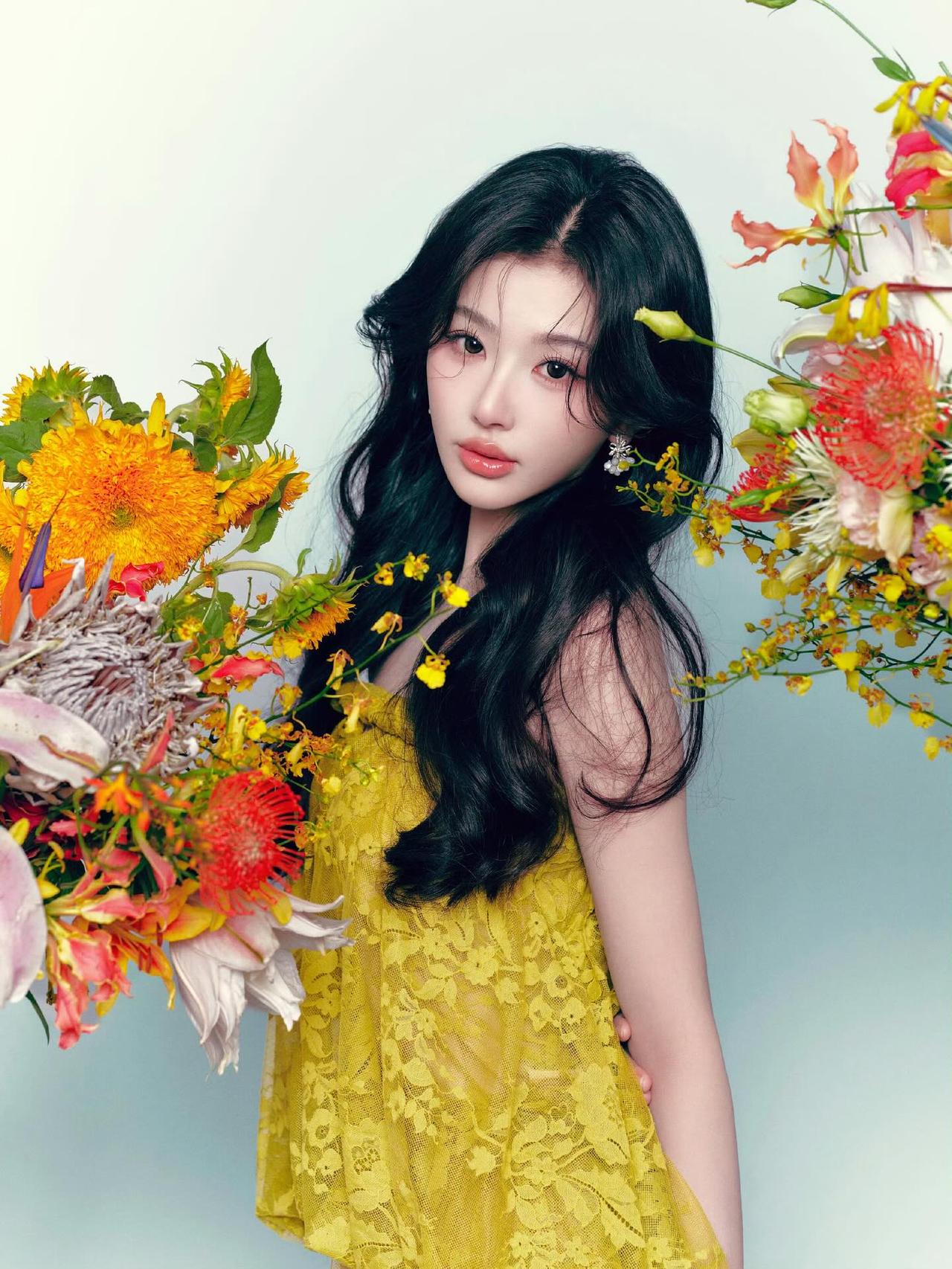 孔雪儿画报：花影芬香，绿意蔓生；夏日多巴胺女友孔雪儿正在派送中