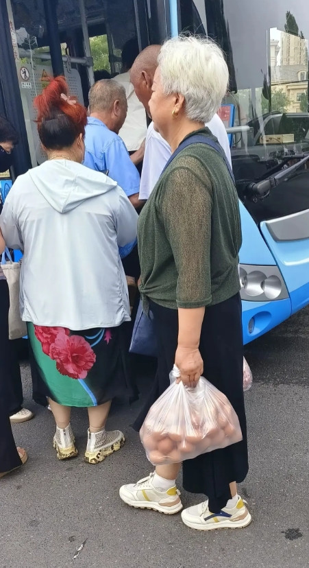 同样是老人，衣品天差地别