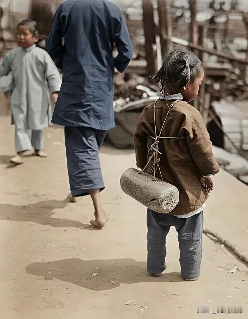 这小孩背上绑的这个东西是干什么用的？相信绝大多数的人不知道这是干什么用的，很多人