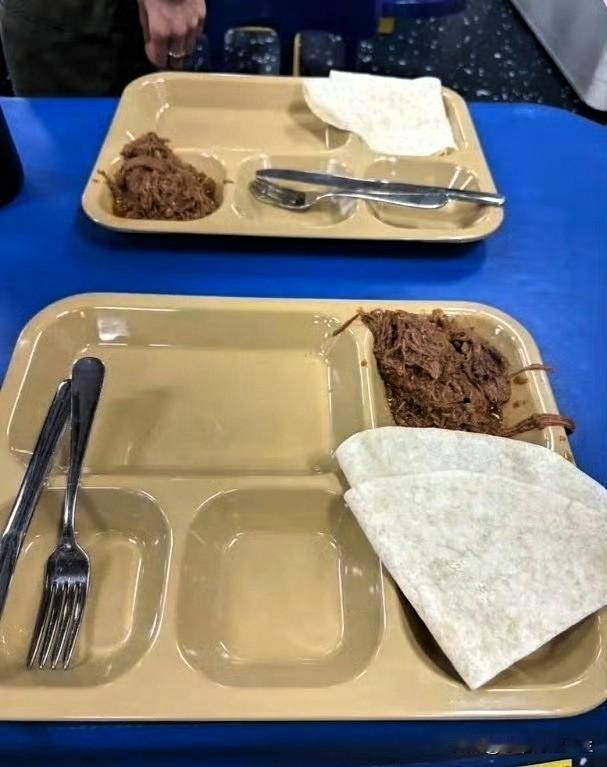 哈哈哈[笑着哭][笑着哭][笑着哭]美国大兵开始晒出自家林肯号航母的伙食，没有龙虾和牛