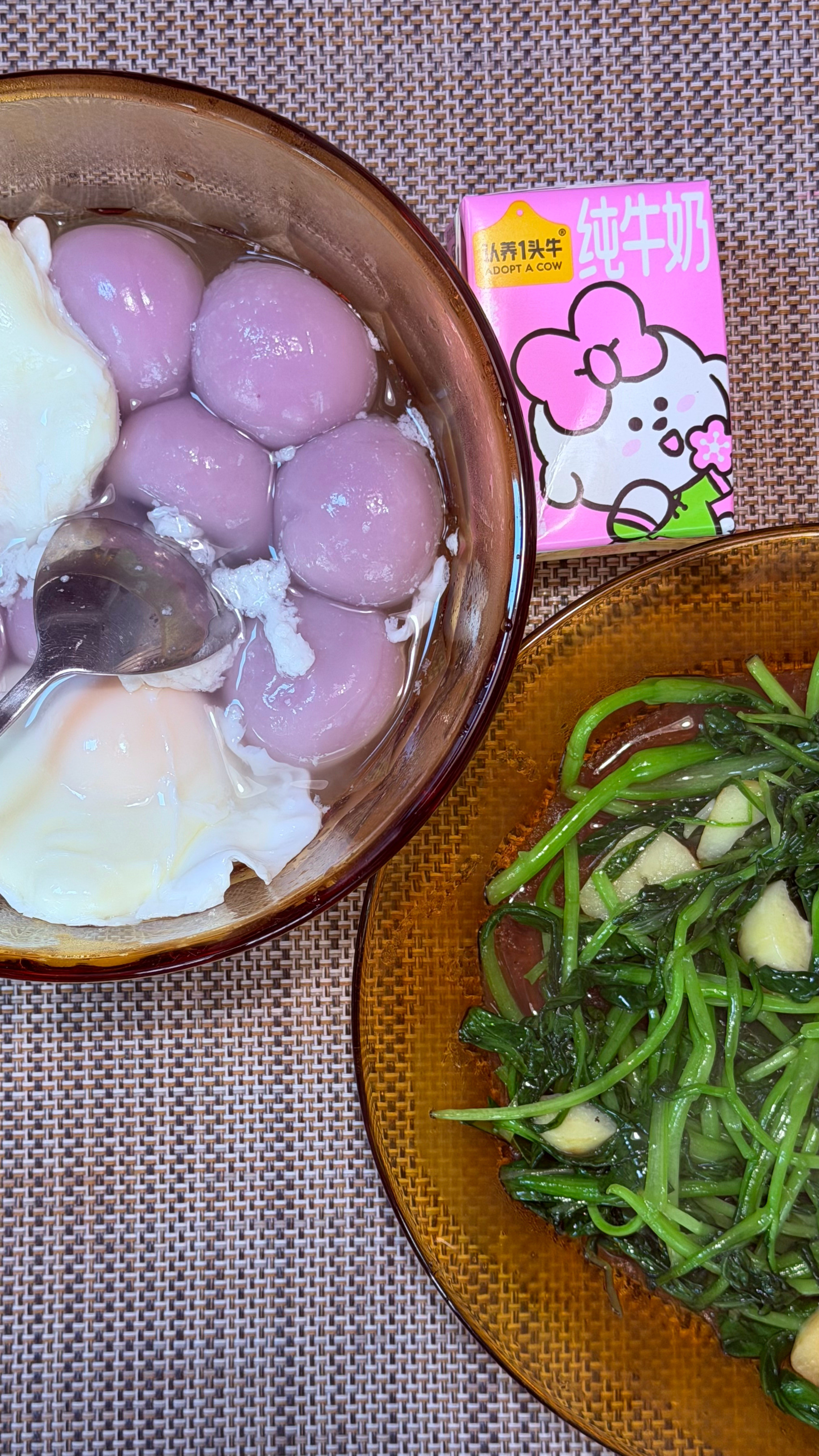 给老大弄口早饭！昨晚定了8个早起的闹钟！结果早上生没起来！我说公主你的爱心早餐好