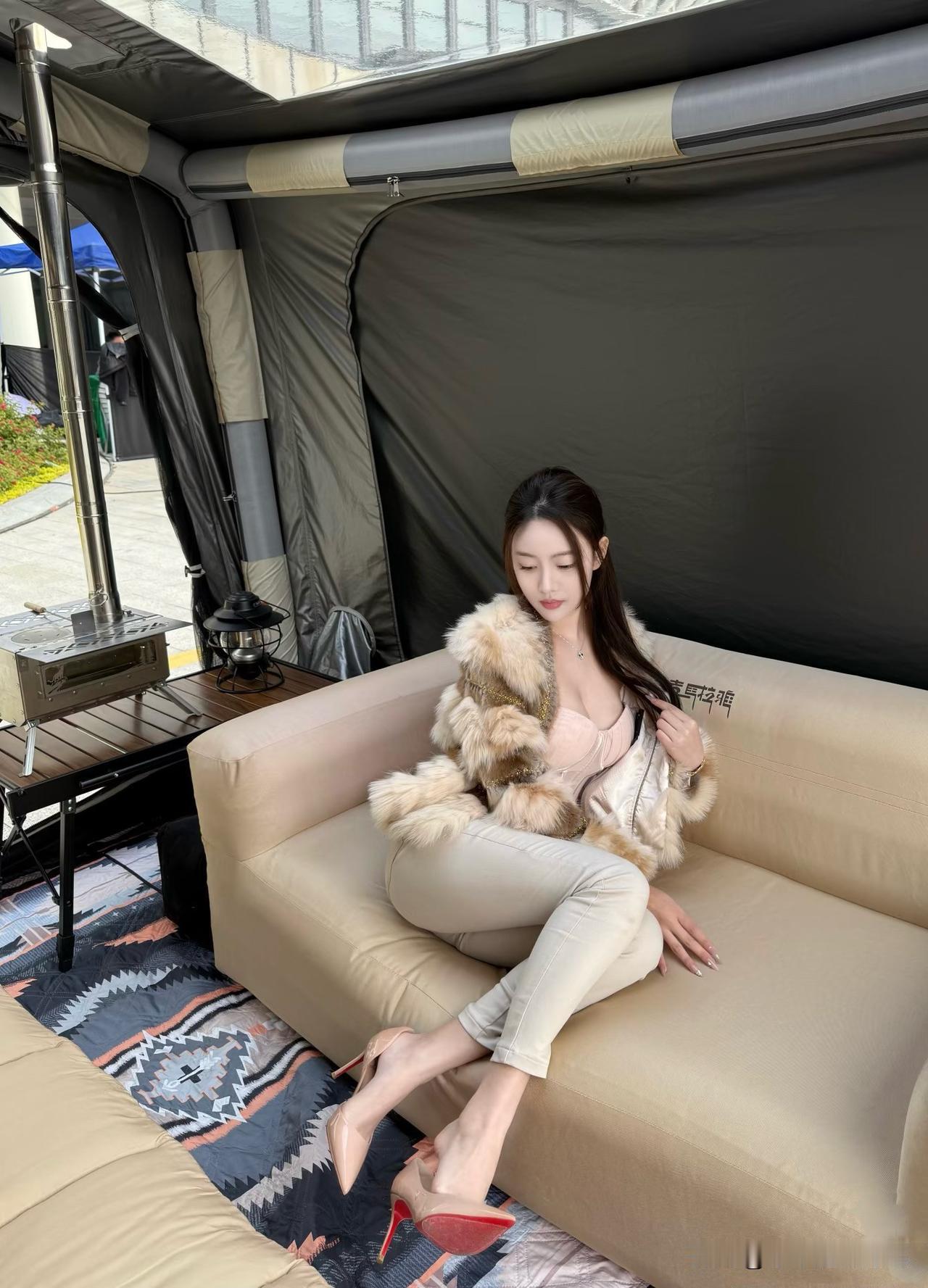 95后空姐休闲日常天气回暖，那就走出去吧。从小就喜欢露营，觉得在帐篷