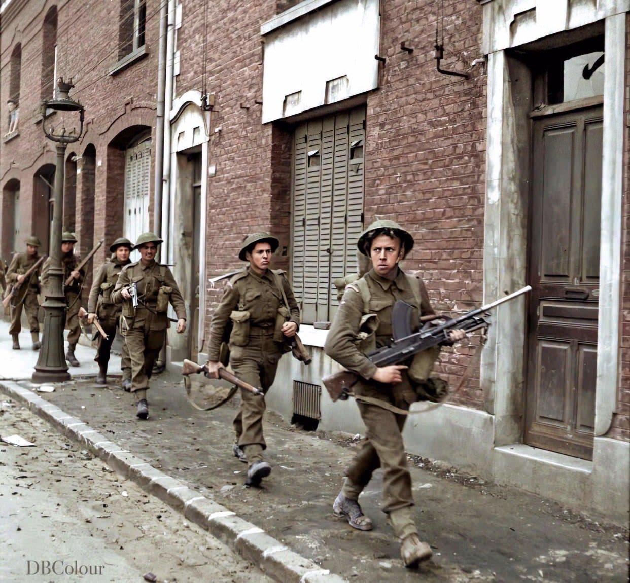 1944年9月1日，英国第五冷溪卫队步兵团在法国阿拉斯巡逻。菲尔·罗兰·威尔金中