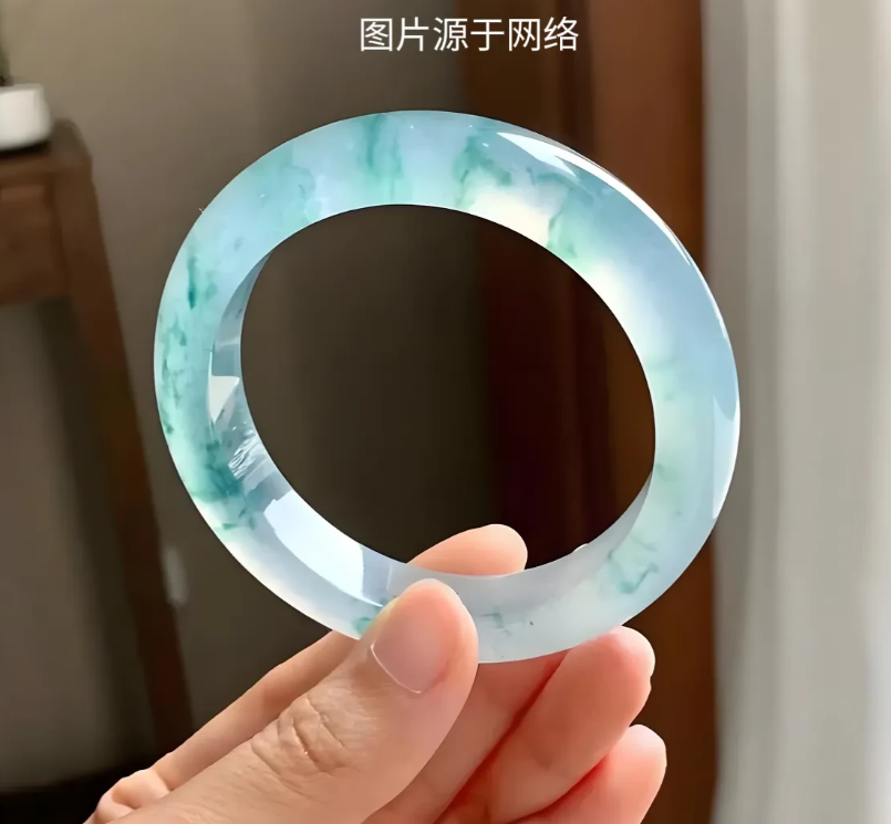 北京，男子陪妻子去珠宝店，妻子相中一只92000元的翡翠手镯，男子觉得太贵，趁店