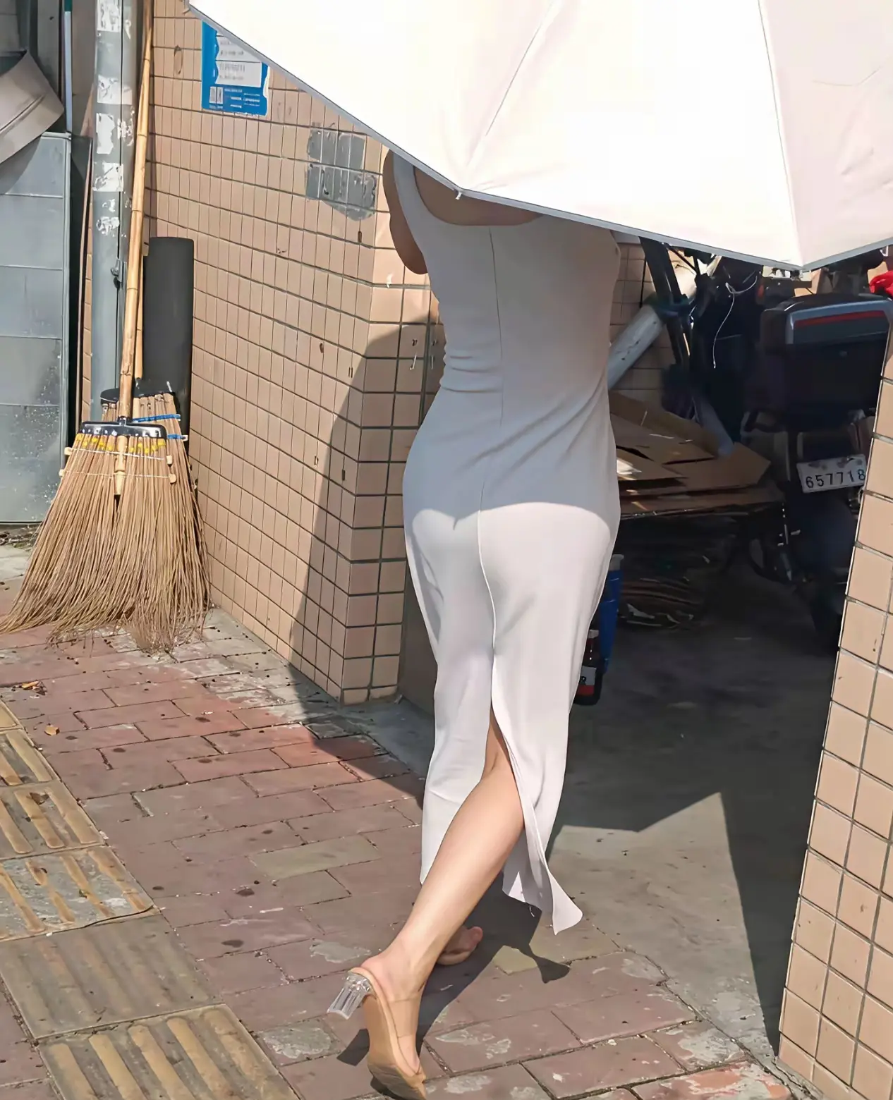 小区车棚，惊鸿一瞥的背影。