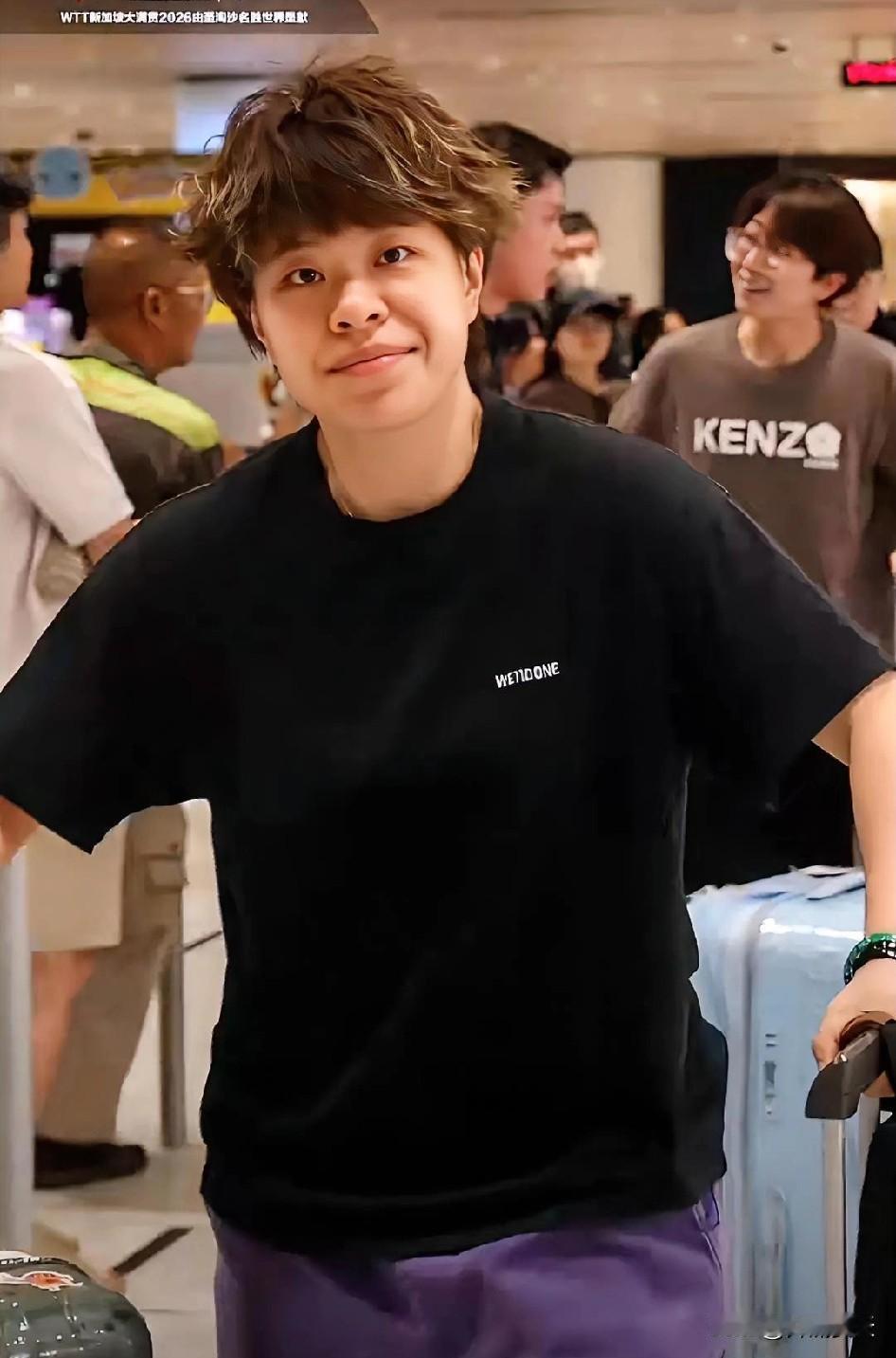 昨天国乒动身前往新加坡，国乒众将士排队亮相。但就造型方面来讲，王艺迪变化最大。