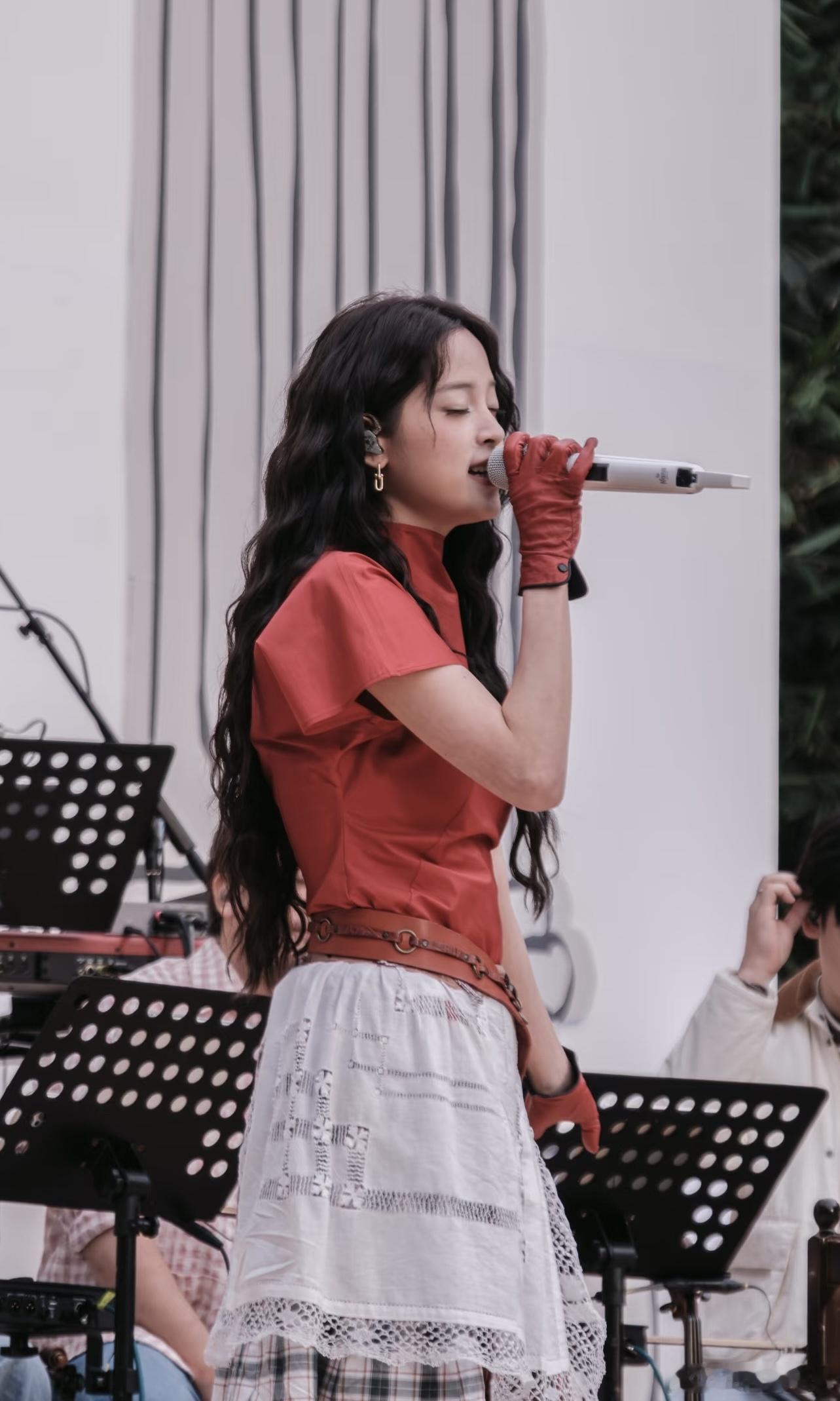 欧阳娜娜上一秒明媚下一秒落泪被娜娜的共情力狠狠戳中～上一秒是耀眼的阳光少女，笑