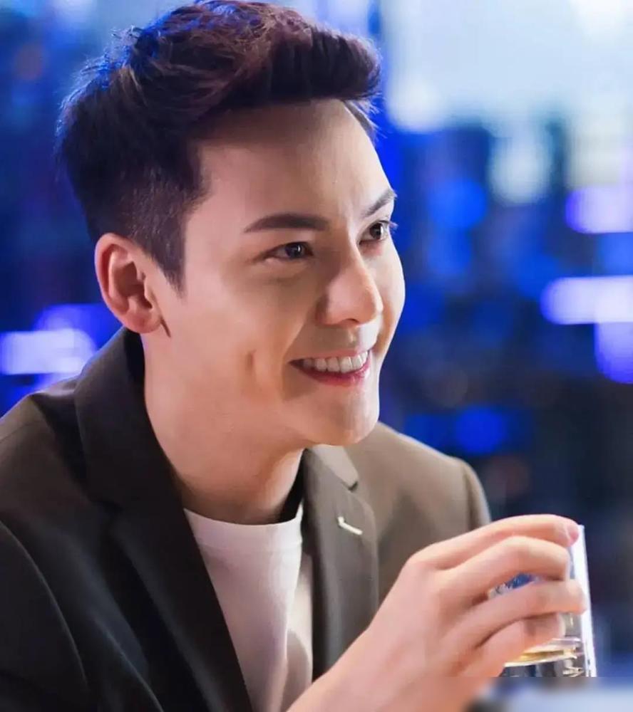 “当爸第30天，我崩溃三次”陈伟霆在最新采访里说了实话。第一次给儿子换尿布，