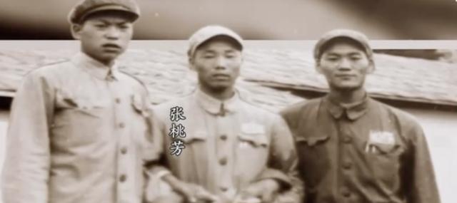 1952年的抗美援朝战场上，两名美国大兵正在吵架，越吵越凶，志愿军战士张桃芳乐了