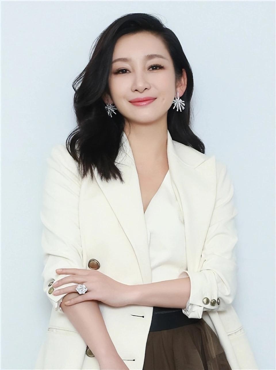 演员王新军说：“我和秦海璐，其实刚开始谁也没看得上谁，那时我进组比较晚，她板着脸