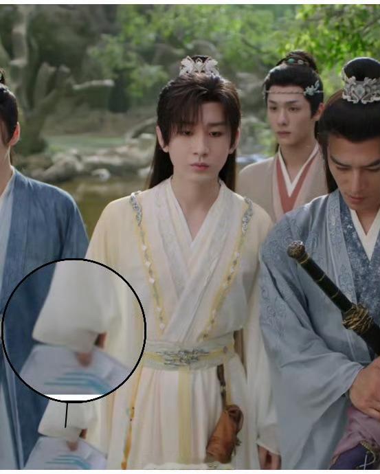 赴山海剧本穿帮赴山海果然是个巨大的草台班子，每天都有新乐子，鞋和成毅手里的剧