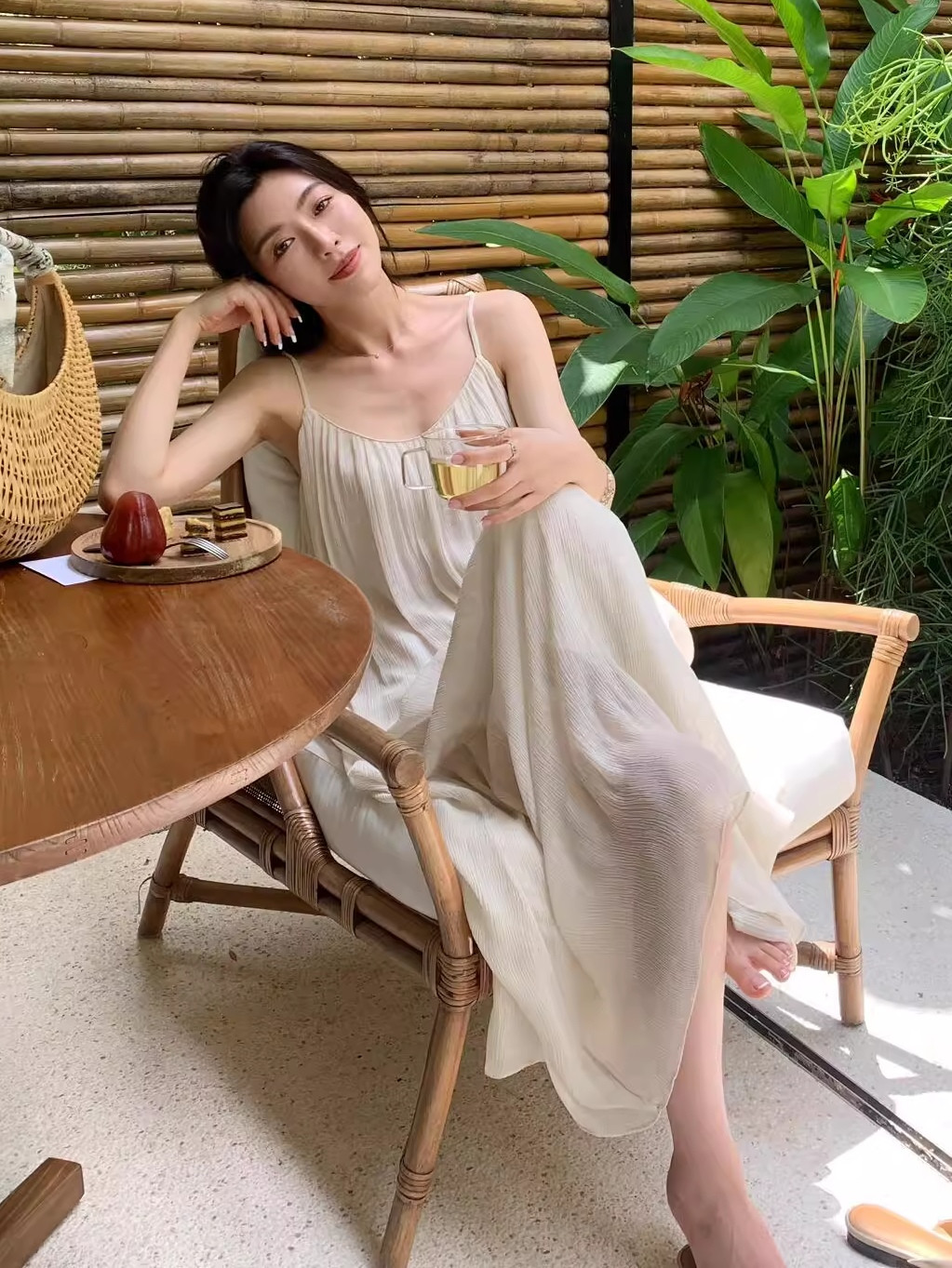 这条连衣裙简直是夏日必备啊！超级显瘦，而