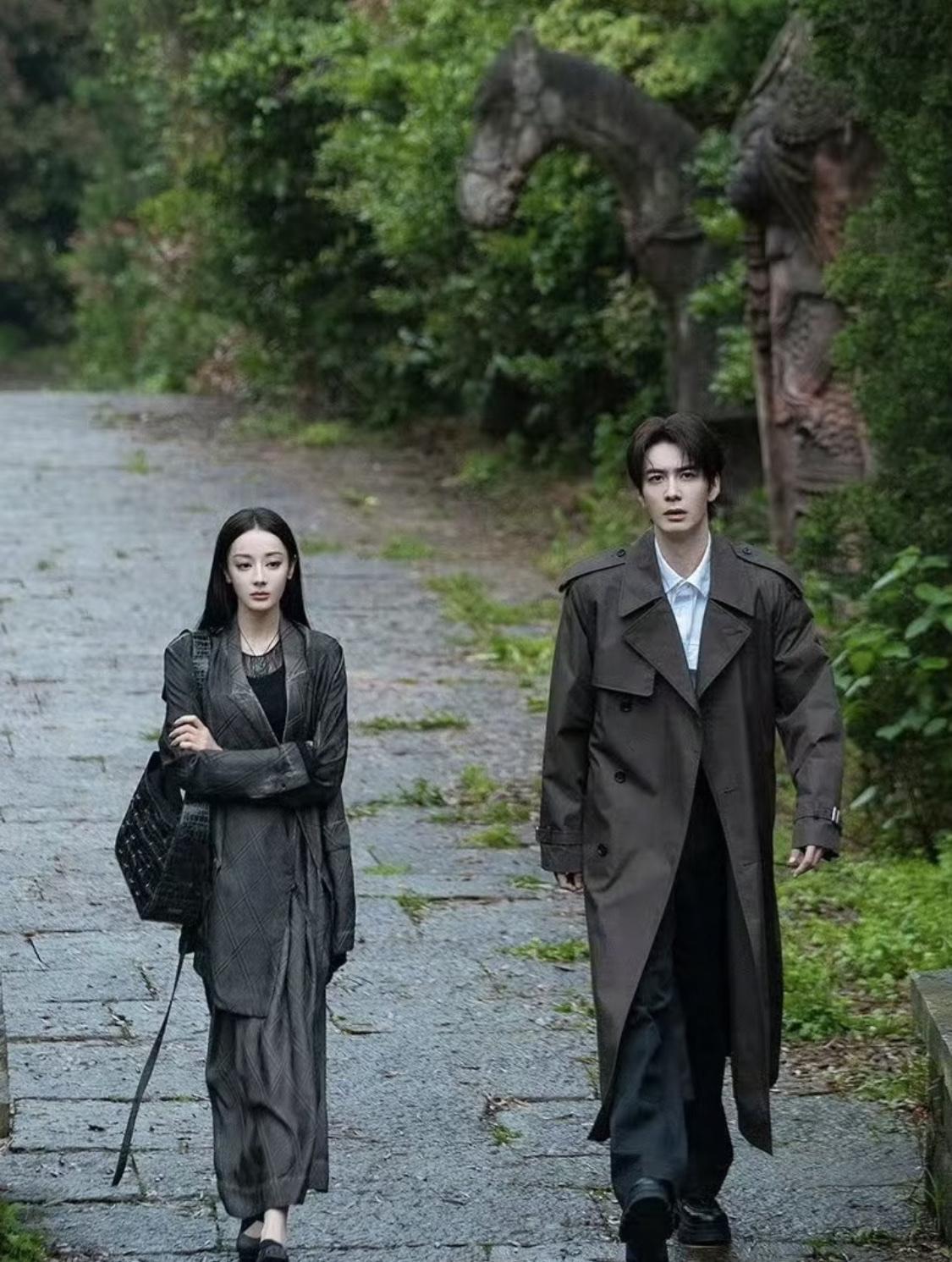 人类和地枭之间隔着一条黑白涧。在各自的地头都是人类的样貌。一旦越界就会兽化。