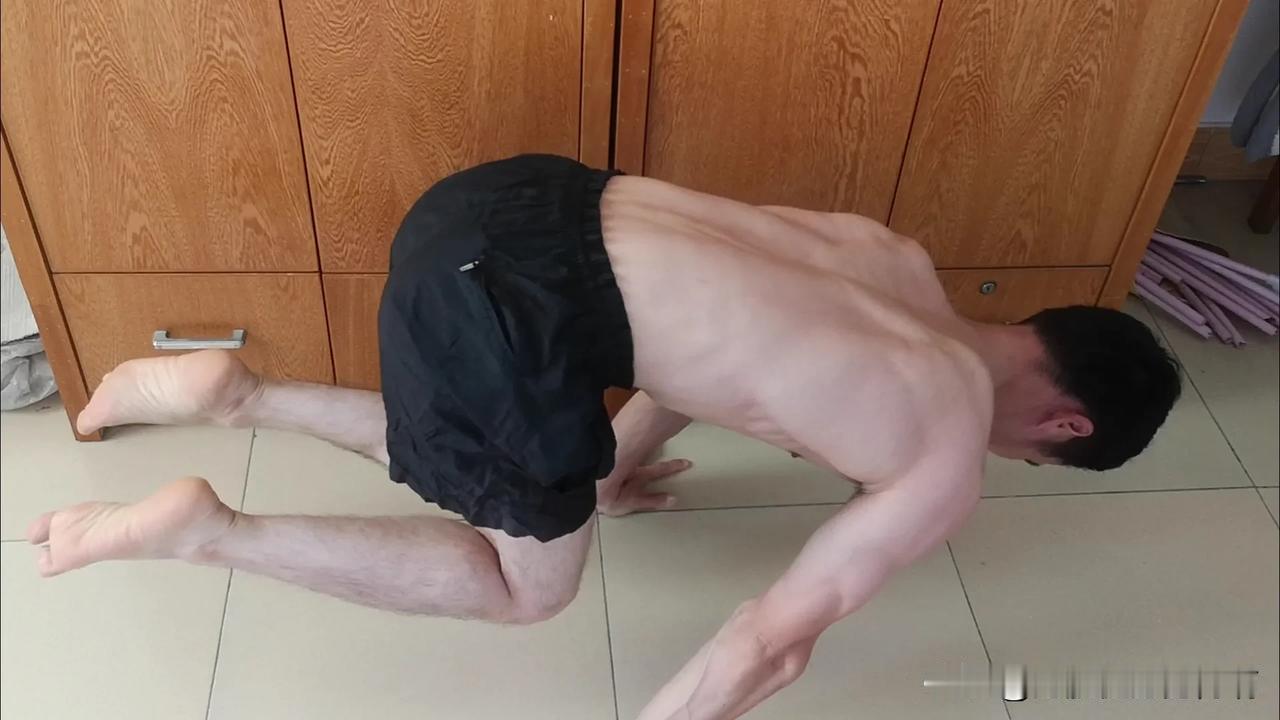 高难度动作锻炼！这个动作你们能做到吗？网上很多人说要能做50个俯卧撑才可以解