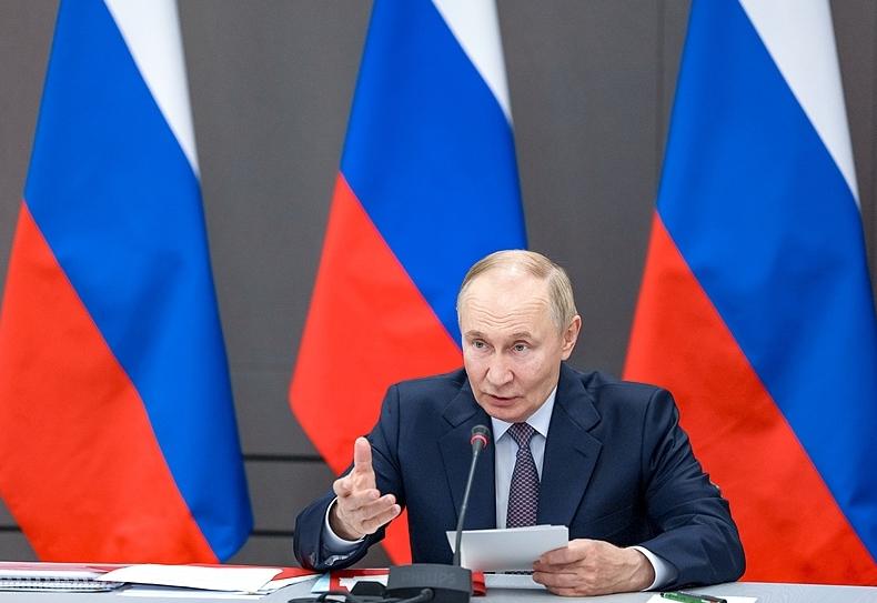 俄罗斯这波操作直接让全球哗然，20号下午俄国家杜马上演罕见一幕，450名议员零反