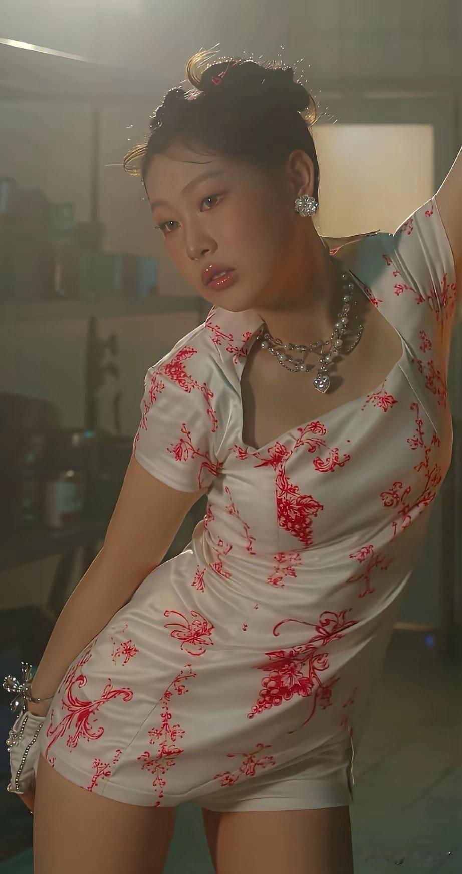 乍一看以为是芙蓉姐姐回来了，沈佳润的造型到底是怎么回事，这次的造型背景我还以为是