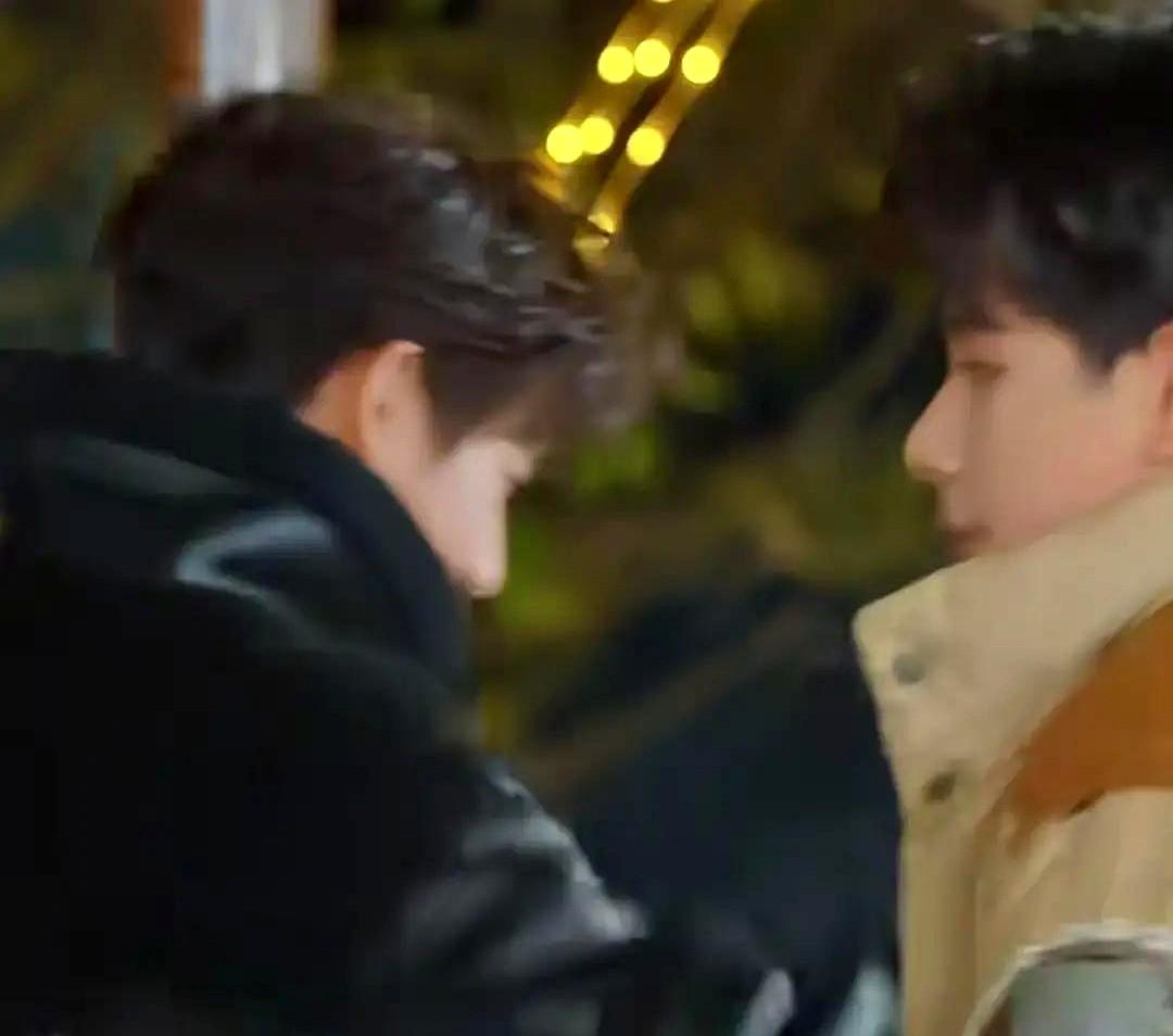 付出不被看见，真的会让人瞬间下头。《现在就出发》里那个篝火夜，简直是社恐人尴