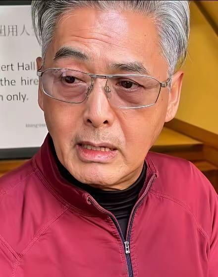 发哥71了也开始甩卖豪宅了。16年前花1.2亿买入香港山顶豪宅，如今一降再降挂1
