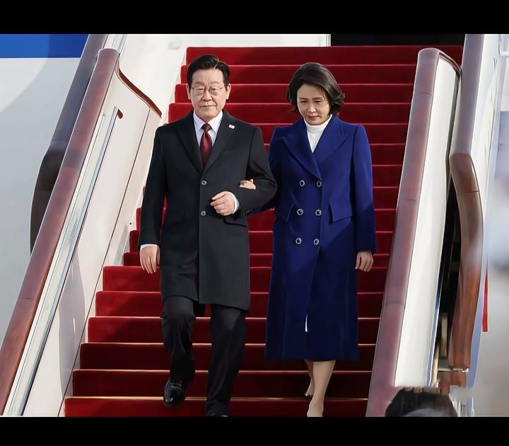 李在明的妻子金惠景，放弃留学机会，嫁给连彩礼都拿不出的“穷小子”有人说她图李在