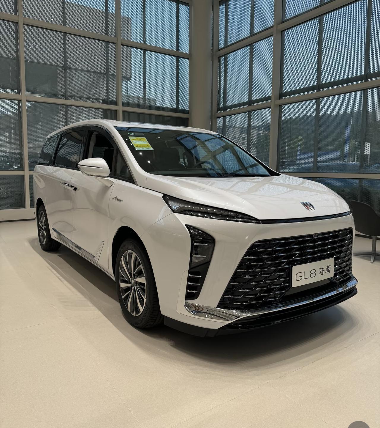 别克GL8陆尊的性能配置核心理念是“专注乘坐的顶级舒适与静谧”，体现了传统豪华