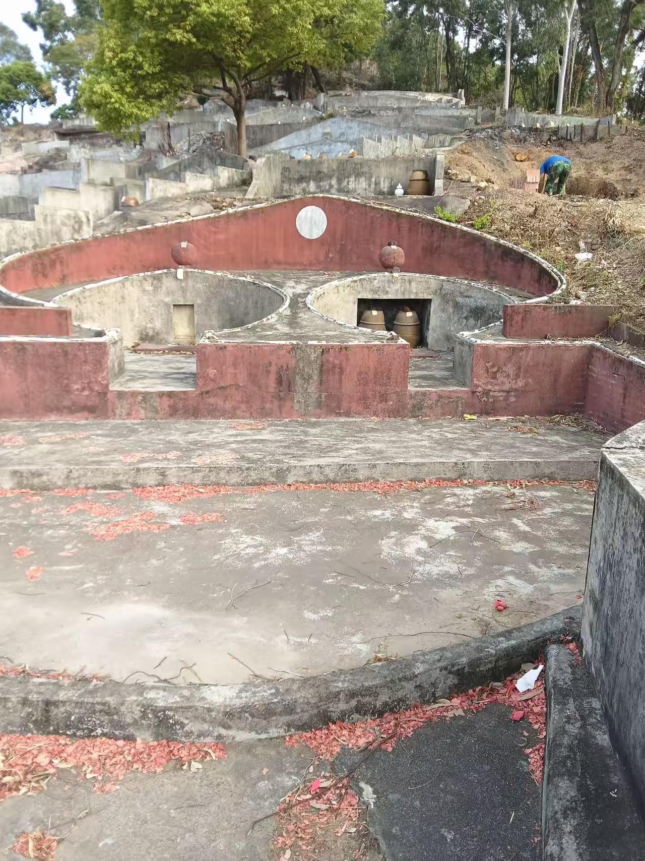 东莞的坟墓！没想到的全国的丧葬方式有如此大的不同。第一次来广州看到山上放的这样