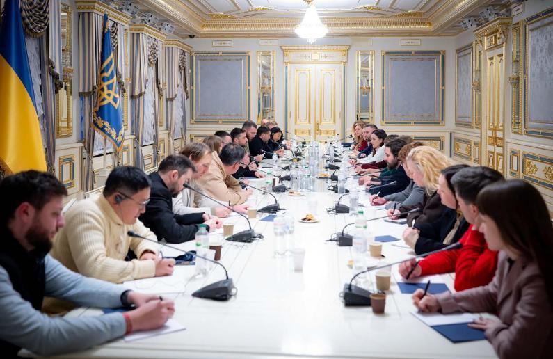 2月6日，乌克兰总统弗拉基米尔·泽连斯基在基辅办公室，举行了与记者的座谈会。会上