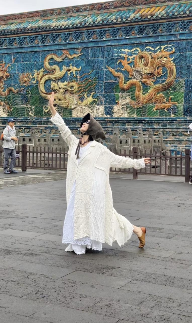 倪妮穿着白裙子在大同九龙壁前翩翩起舞，左扭右扭，跳了一段天鹅舞！倪妮非常