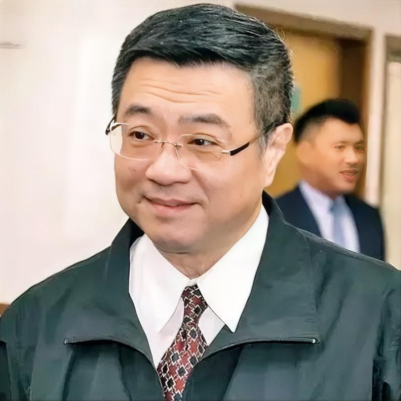 听听台湾民进党当局所谓行政机构负责人卓荣泰的这番胡话，大家猜一下它那脑子被门夹了