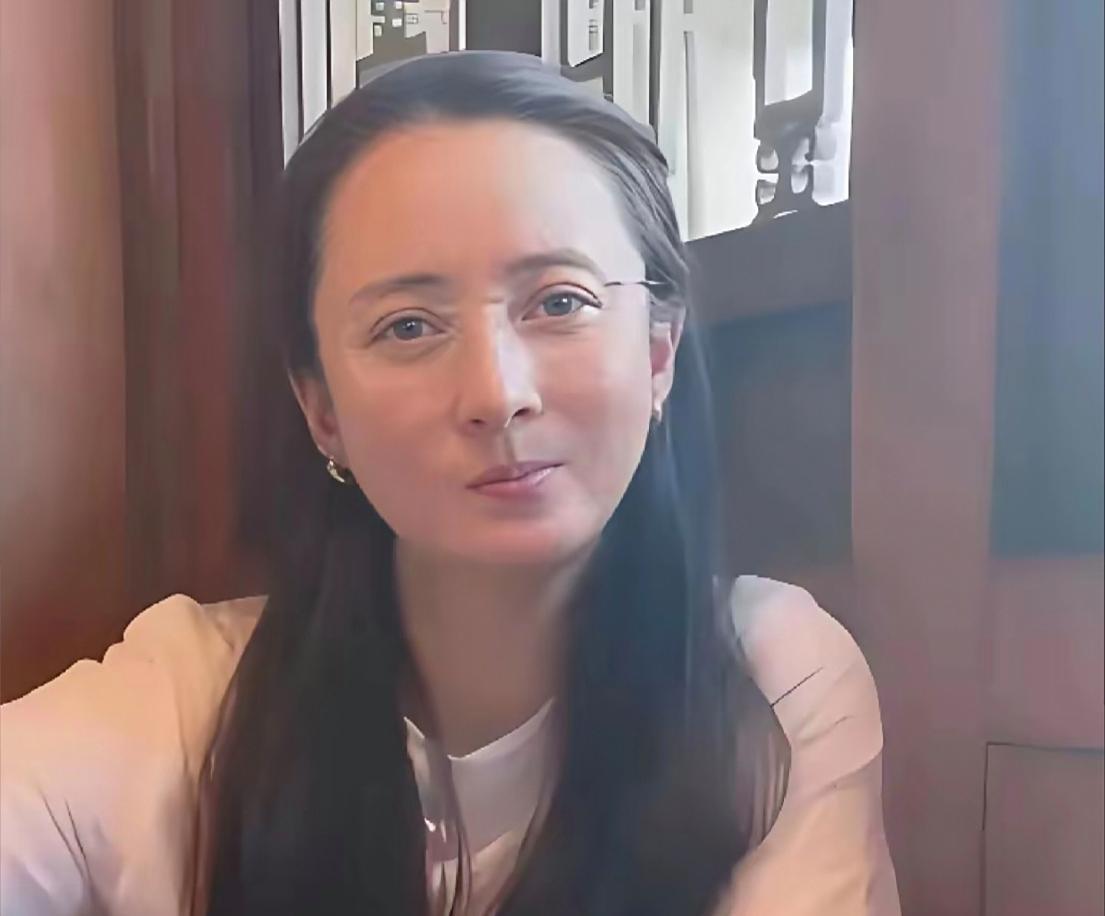 50岁蒋勤勤素颜吃火锅，状态看起来好差，气质很一般，远没有化妆之后漂亮！