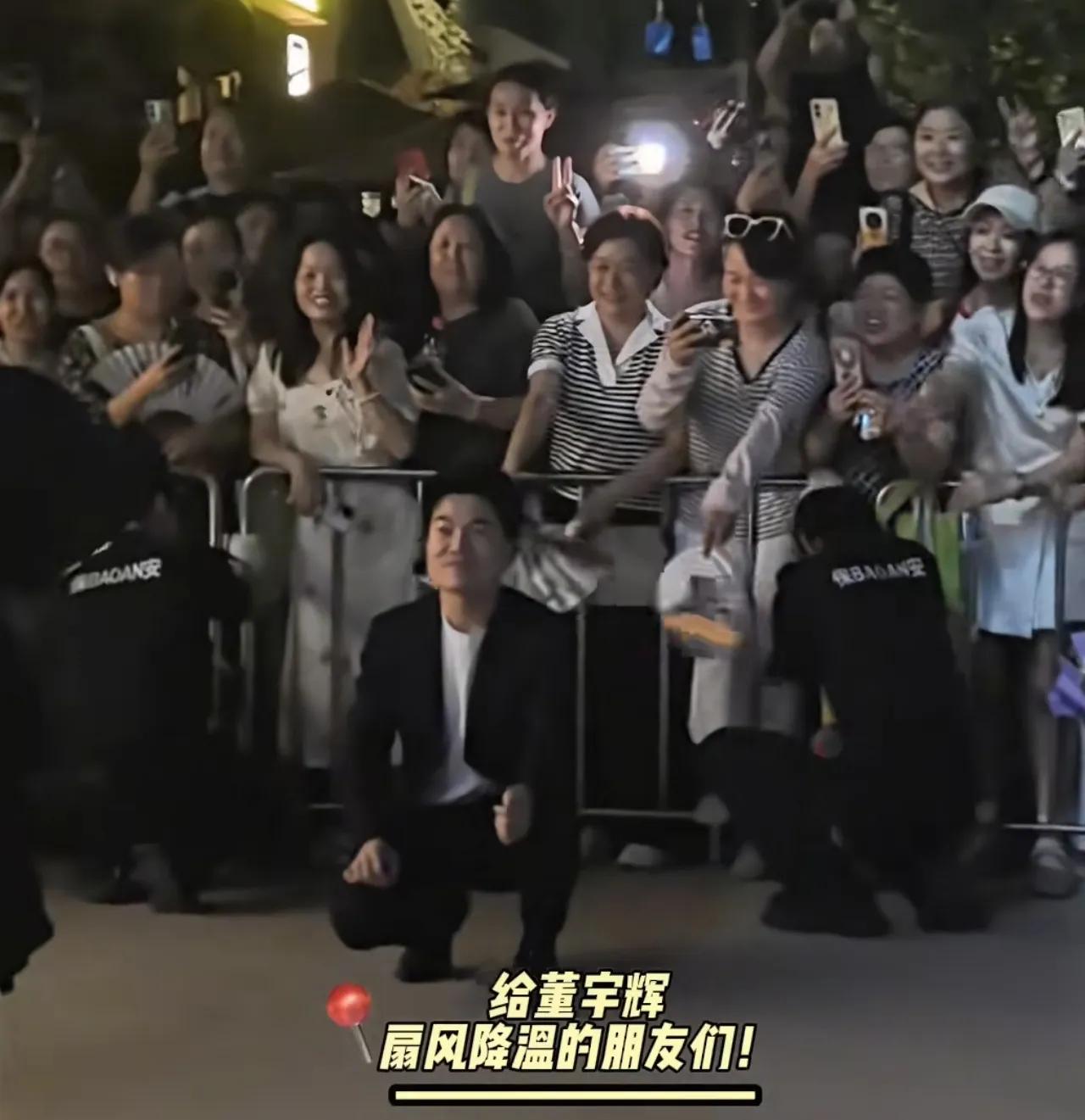 丈母娘对董宇辉的宠爱具象化了！昨晚董宇辉下播后与丈母娘合影，昨天西安的温度高