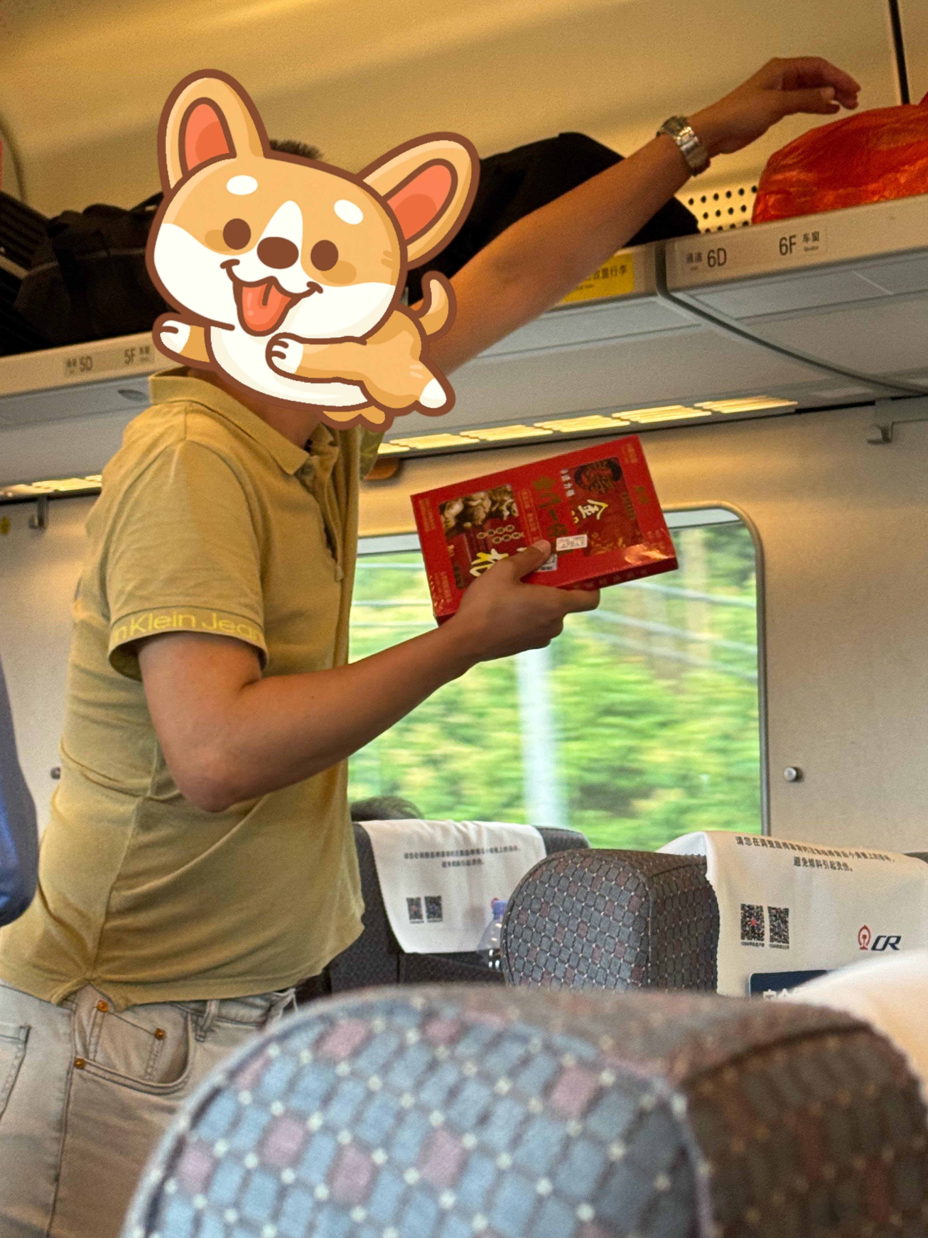 现在00后上班是有点东西的。列车推销员，开头说：“今天打扰一下大家，要给大家推荐