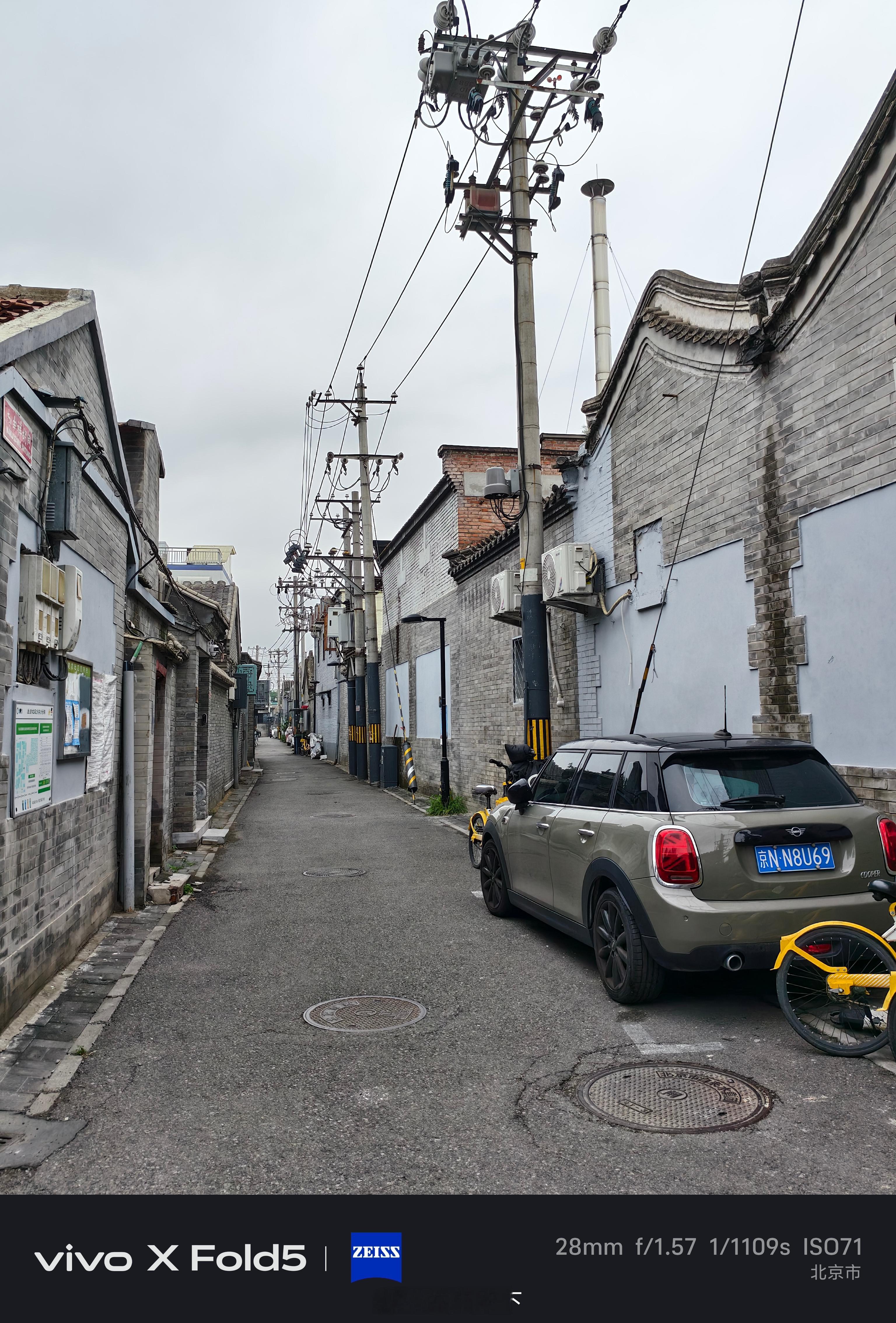 今天北京太舒服了……胡同里喝Top级咖啡店。越来越喜欢北京，这就很麻烦了。[允悲
