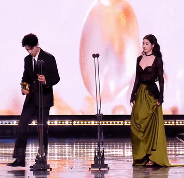 王玉雯，龚俊这是干嘛？真是俩眼里有活儿的好青年，王玉雯这是都上脚了？一个上台后跟