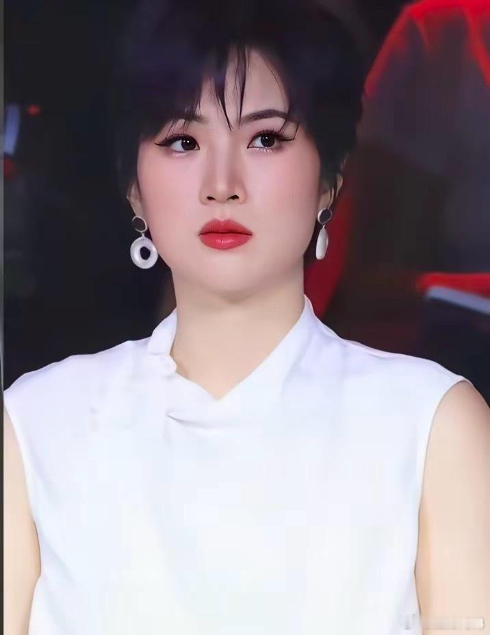 姚安娜在演戏方面确实太吃亏了！为什么呢，姚安娜身高，身材，打扮都没问题，干净利落