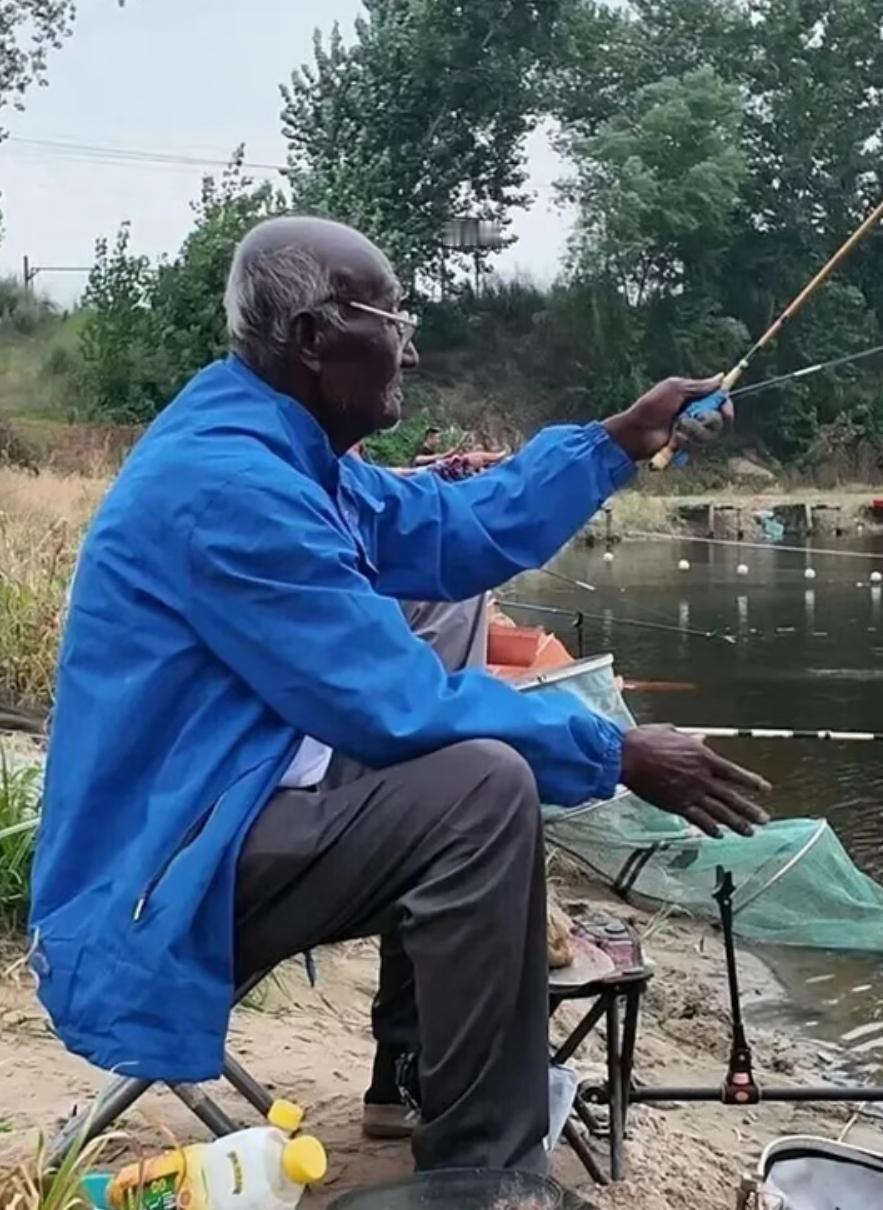 作为钓友，突然看到唐山“钓帝”黑大爷去世的消息，感到有些难过。大爷享年75岁