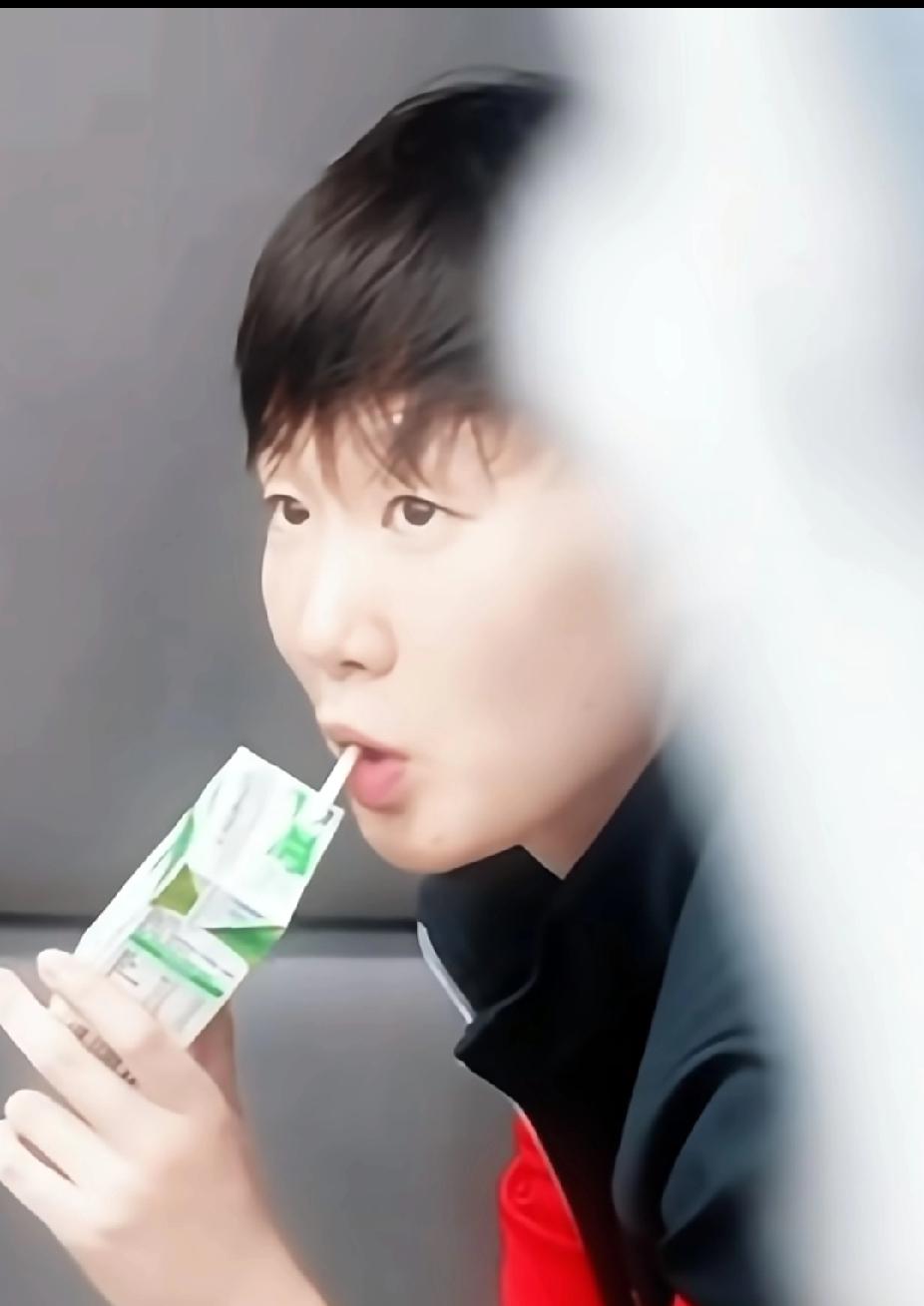 谁懂啊！这张王曼昱，我打赌99%的人都没见过！刷到这张图直接被萌化了！原来