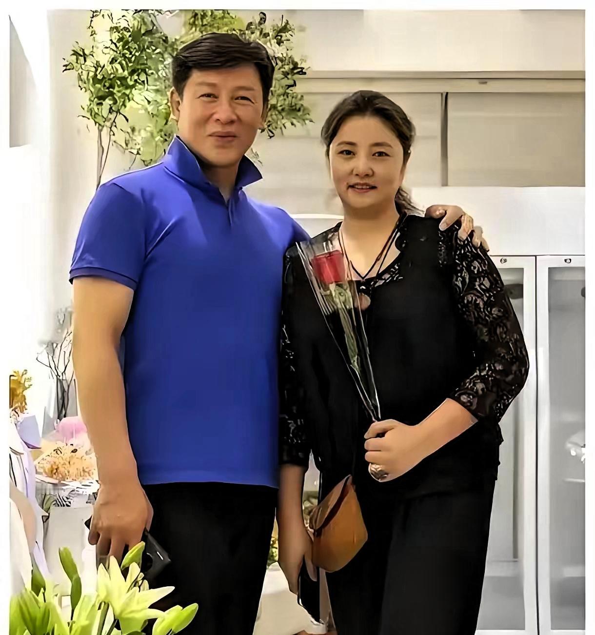 胡亚捷说:“我从来没在我老婆面前说她很胖，但她确实是胖了，胖了20斤，年轻时那小