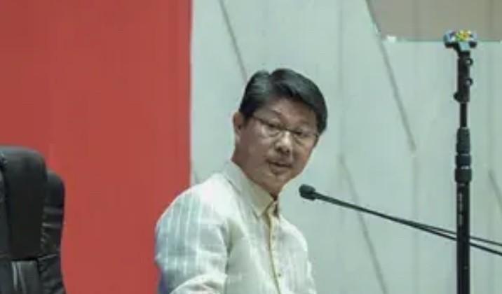 随着菲律宾民众呼吁对洪水控制项目中涉嫌的腐败行为以及国家预算中的违规款项追责，人