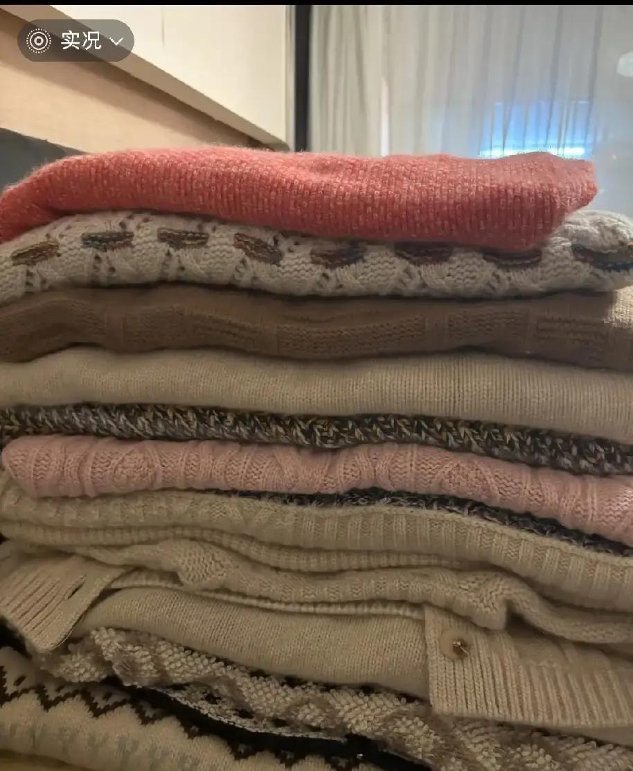 小红书上一姑娘整理衣柜，数出45件羊绒衫，又送掉20件，还是刹不住车。她说天刚