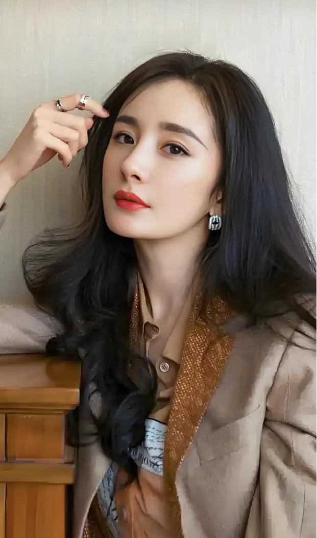 杨幂又靠健身炸上热搜，38岁还在健身房死磕腱子肉，这股子狠劲，估计刘恺威看了都得