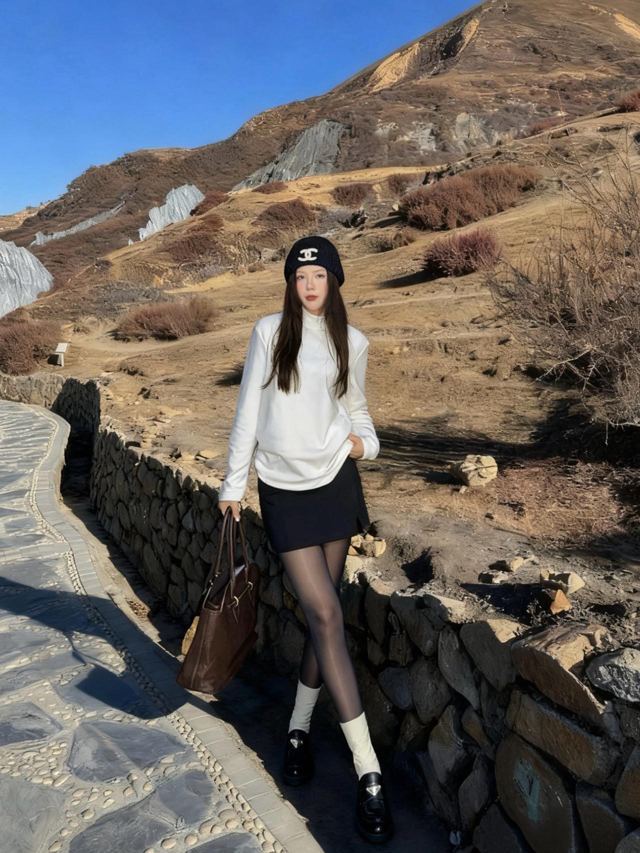 这件上衣搭配黑丝美翻啦🥹🥰|||这白上衣也太好搭了吧！随便配个黑短裙+黑丝