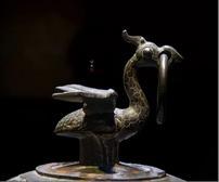 1995年，陕西省宝鸡市一名12岁的少年方国强，在放学途中意外拾获两件铜质