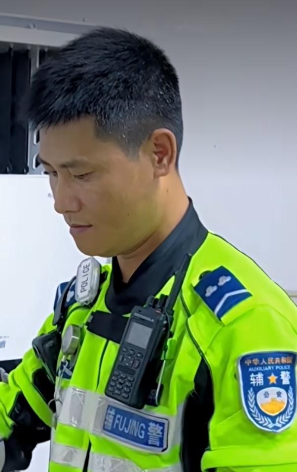 要想留住一线辅警，必须要让辅警从“临时工”心态转向“职业人”认同！将辅警工资