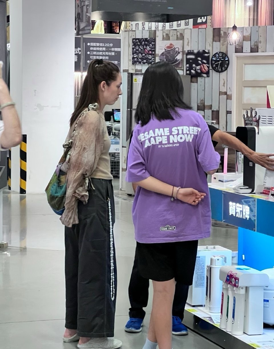 儿子和女儿都长大好多，背影超有爱~看来她非常享受现在的家庭生活呢！❤️