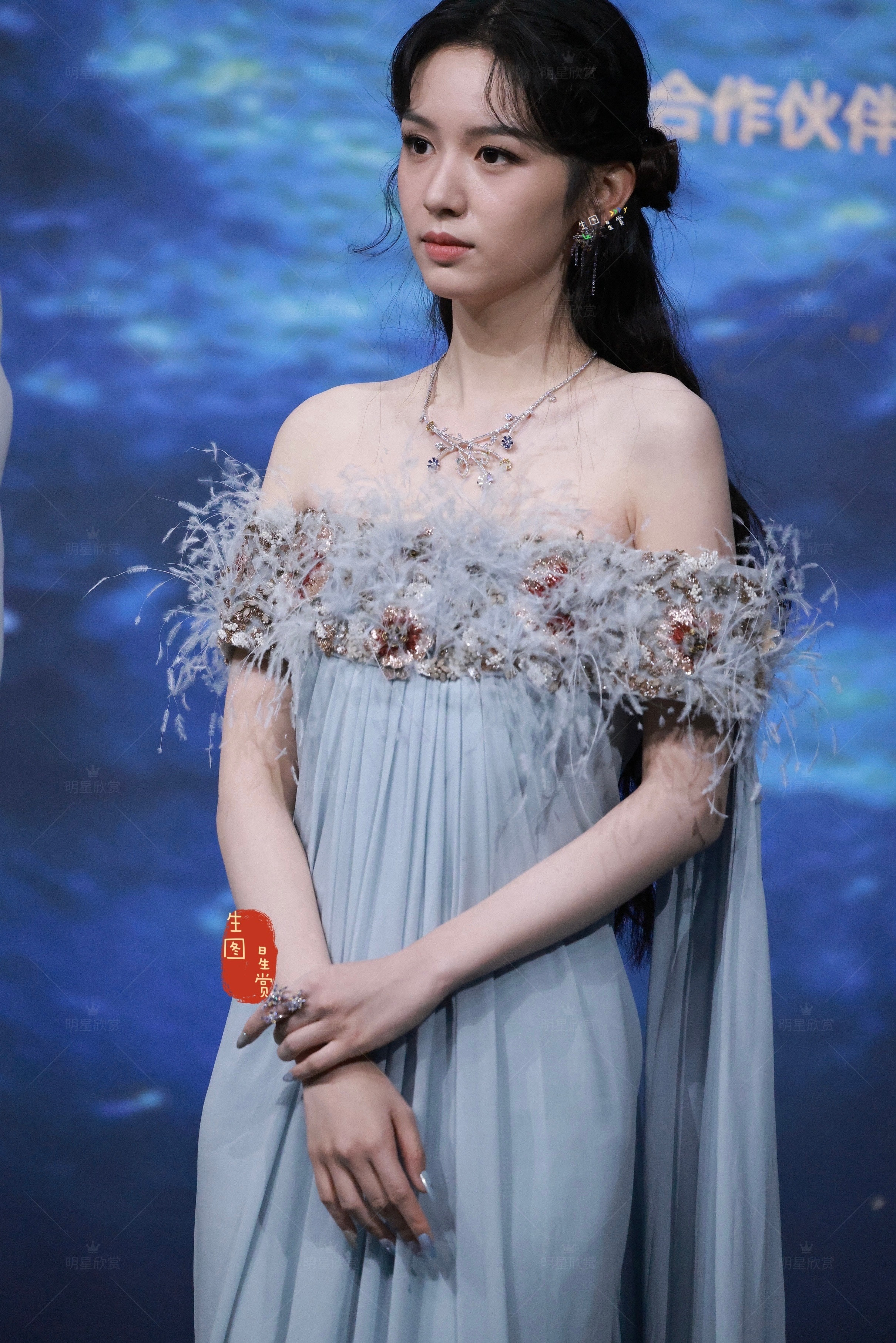 周也微博之夜红毯生图掉落淡颜系也也，越素越piu亮🧚♀️