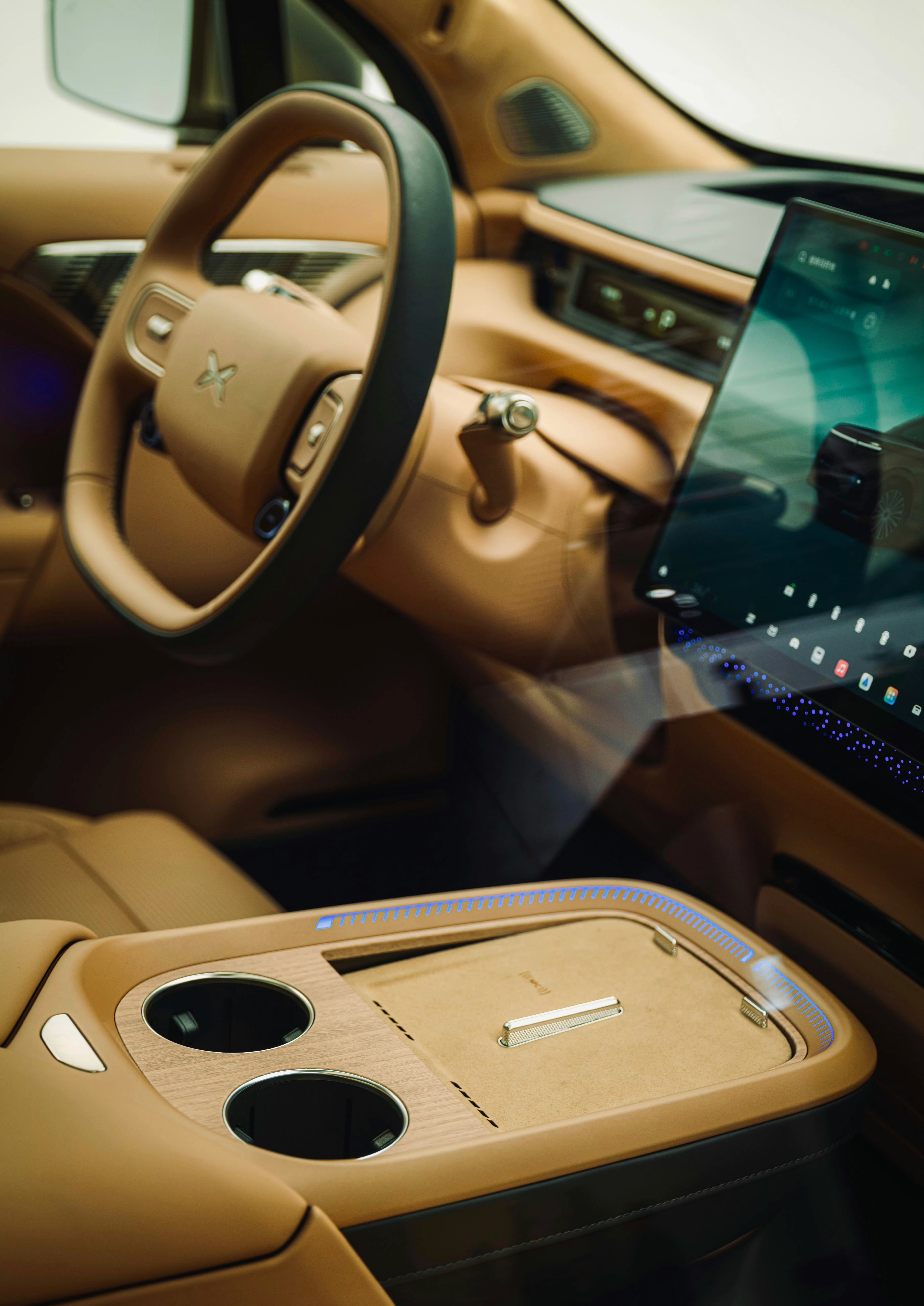 小鹏GX内饰曝光中控台上部和仪表盘造型是类似小米SU7的样式，方向盘和X9基本一