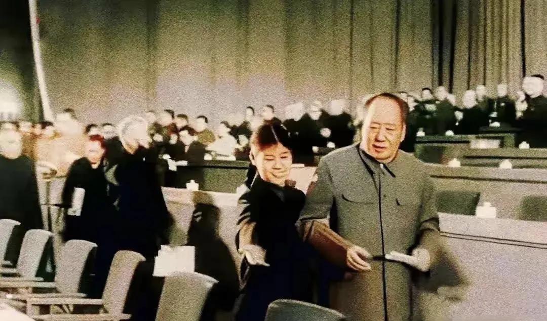 毛主席走进大会堂，走进前排，工作人员赶快上前，手指着座椅，主席这是您的位子！