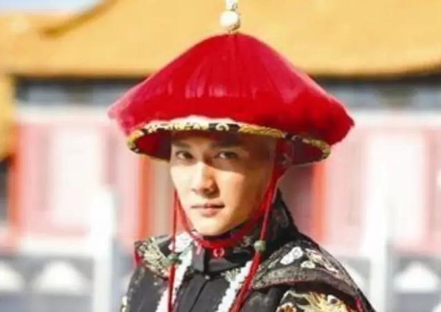 1728年，康熙帝最小的儿子允祕父母双亡，然而，他因祸得福，雍正帝心疼这个才12