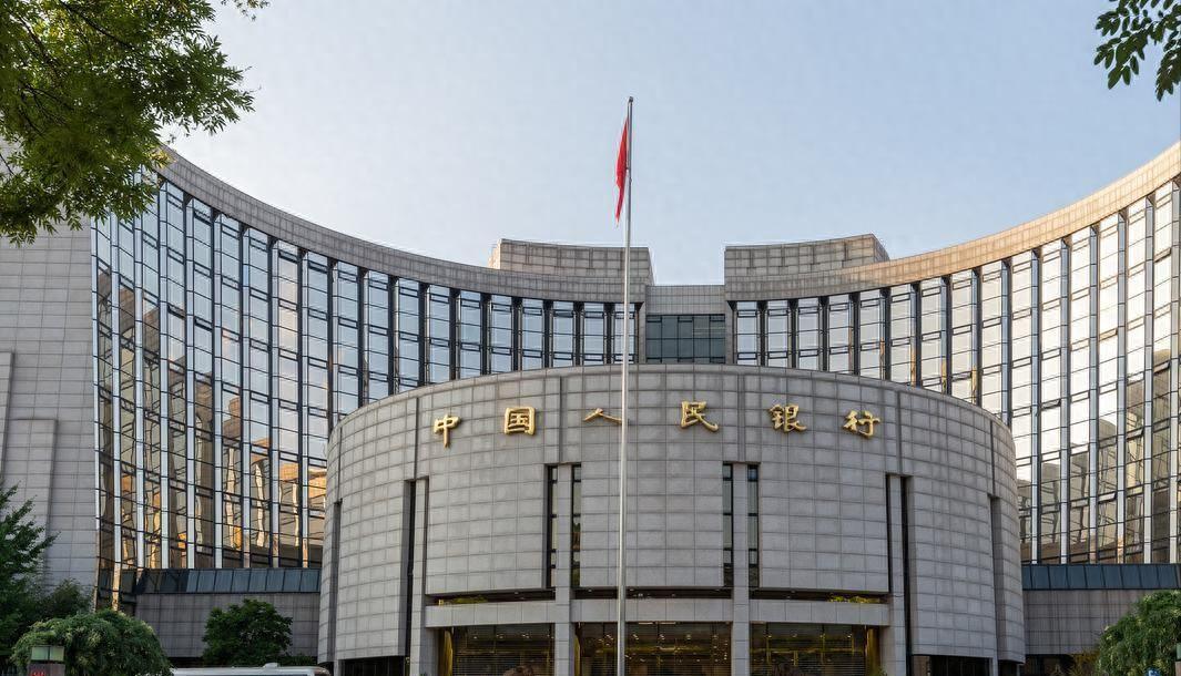 银行追着你问要不要贷款，利息低到3个点。可你为啥就是不敢借？2026年开年，